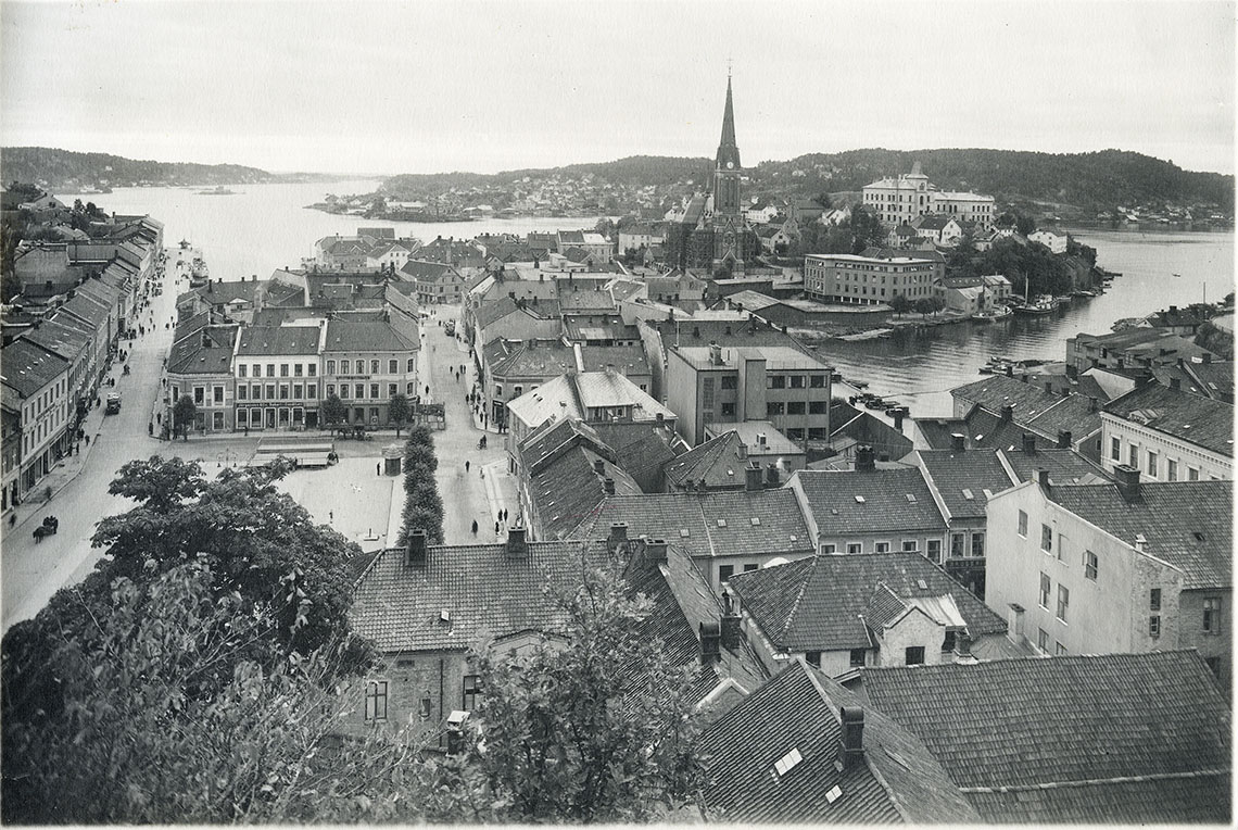 Sort hvitt bilde av Arendal sentrum