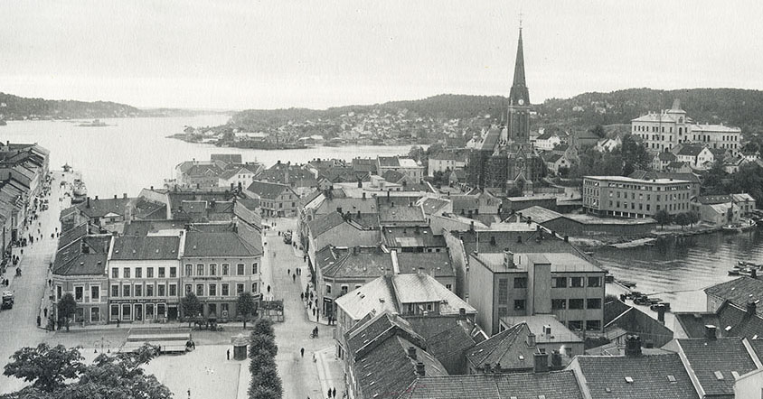 Torvet i Arendal, sort hvitt bilde